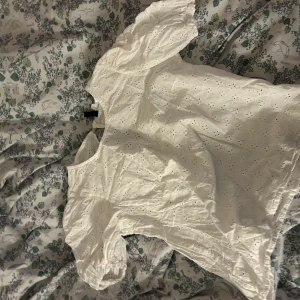 H&m blus - Säljer nu min jättefina jättefina h&m blus som är i jättebra skick finns inte kvar på h&m Köpare står för frakt 