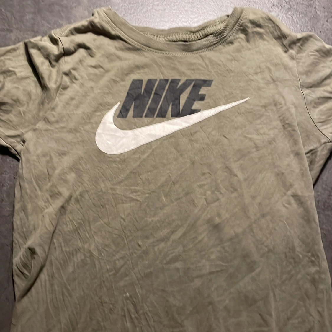 Olivgrön t-shirt från Nike