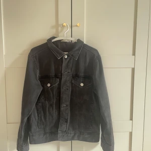 Grey Washed Denim Jacket - Säljer min jeansjacka från H&M. Grå i tvätten. Storlek 40 så lite oversized. Bröst och sidofickor.