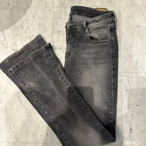 Diesel Jeans  - Såååå coola diesel jeans perfekt färg nu till hösten. Använda MAX 3 gånger. liten i stroleken🩷
