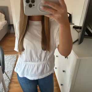Vit topp - SÅ fin topp från H&M som jag tyvärr måste sälja då den är lite stor på mig! Jätte fint skick & knappt använd 💕 svarar på alla frågor & prisförslag! 💫