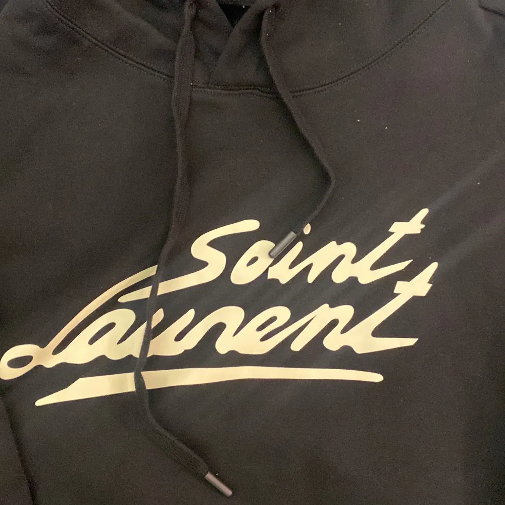 Säljer en hoodie från ysl,säljer pågrund av den va för liten. storlek M men sitter som S helt ny!! Aldrig använd eftersom den är för liten. Hoodies.