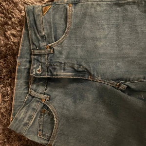 As snygga replay jeans!!💖💖 - Såå snygga replay jeans!! De är 28/34 men är mycket mindre i storleken, så skulle säga att de är 26/34! 💖💖  Är inte säker på att jag vill sälja så vill gärna diskutera innan köp!💖