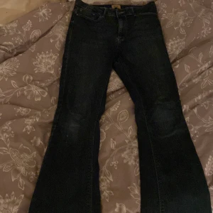 Jeans ifrån only! - Säljer dessa fina jeans ifrån only, säljer På grund av att dessa tyvärr blivit stora på mig. Bara att använda köp nu så postat jag samma dag eller senast dagen efter!💕💕 Hör av er vid frågor! (Jeansen är bootcut med medelhög midja)