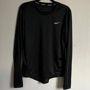 Nike löpartröja  - Nike running löpartröja i storlek S. Tunt material, relaxed fit.  Fint skick. 