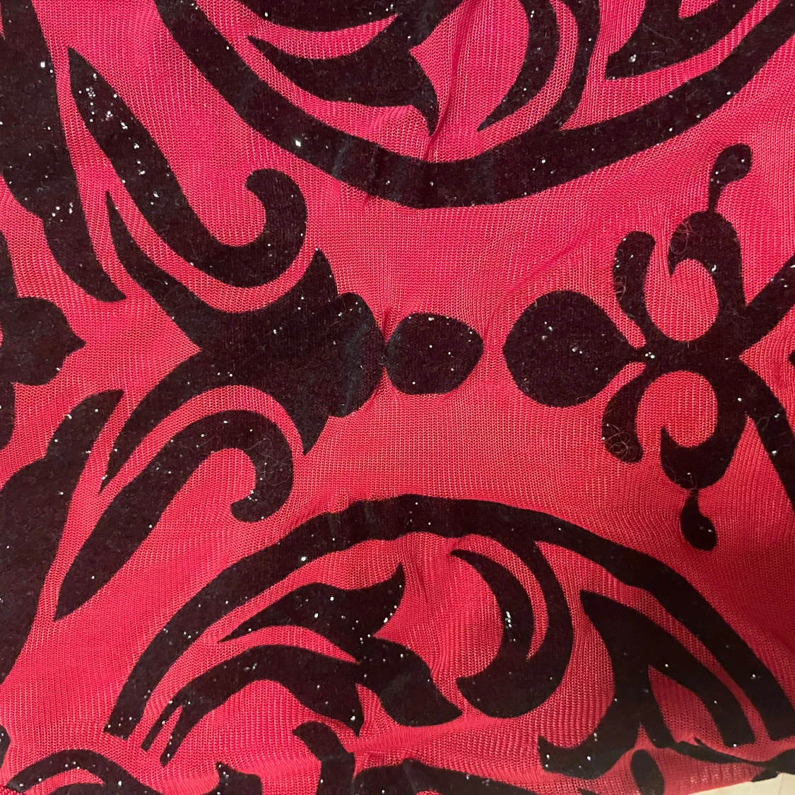 Söt röd tröja med mönster  - 1