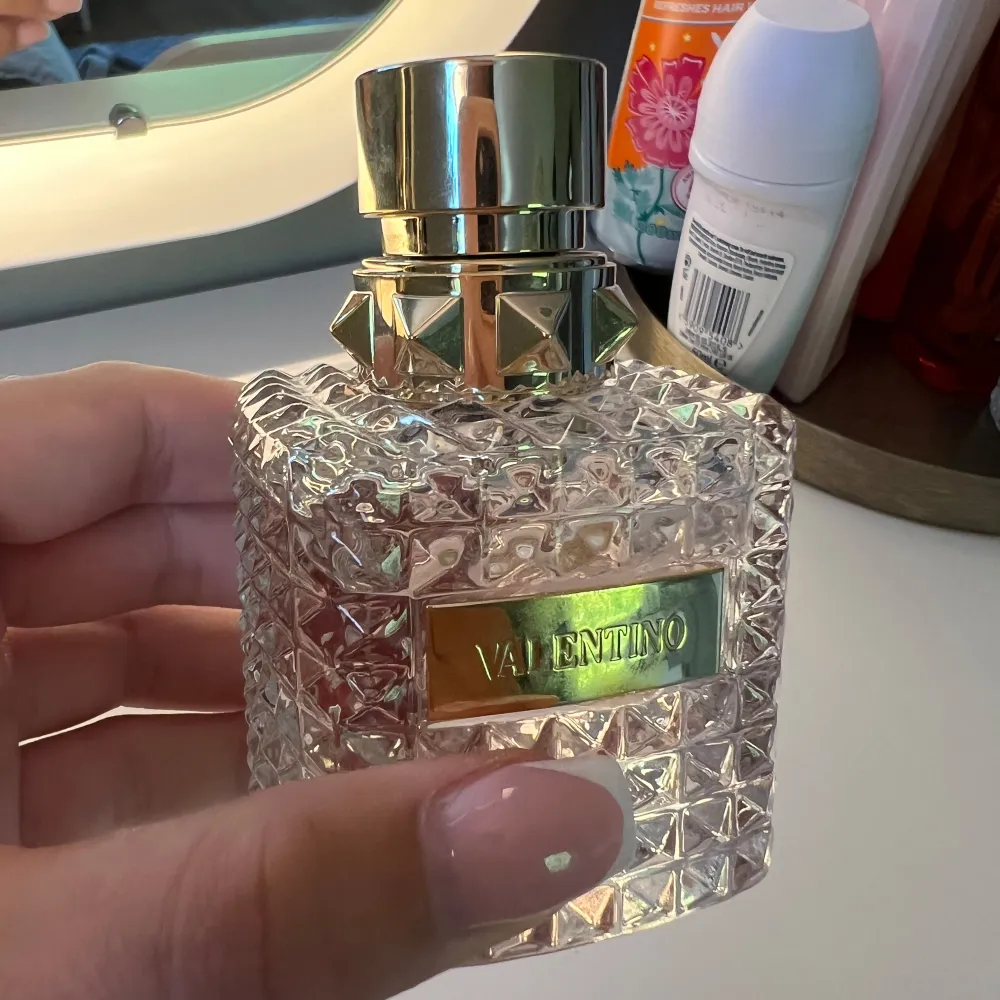 Valentino parfym 50ml. Endast använd fåtal ggr så mer än 90% kvar i den. Se sista bild. Skickat såklart med i dens förpackning.💞💞💞 Köpt för 1100. Parfym.