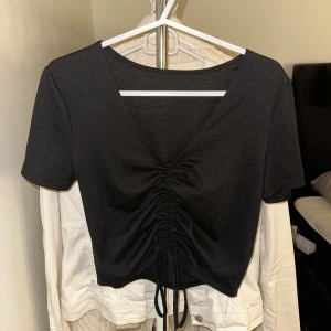 enkel svart t-shirt - Älskar verkligen har även köpt i flera färger. Passar verkligen till alla stilar 🖤