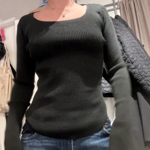 Weekday Tröja - Storlek xs, grön tröja från Weekday, ribbad, gott skick, knappt använd 