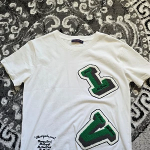 Louis Vuitton T-Shirt - Växt ur den, använde den inte ofta. Inga märken eller skador, pris kan diskuteras
