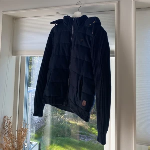 Scotch n soda cardigan - Säljer nu denna sjuka cardigan från scotch n soda som inte säljs längre. Har hittat några begagnat och dom ligger på ca 1500 å uppåt. Så sjuk steal! Hör av er vid frågor. 
