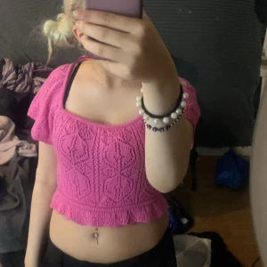 fin stickad kortärmad tröja  - aldrig använd, bra skick, frakt ingår  