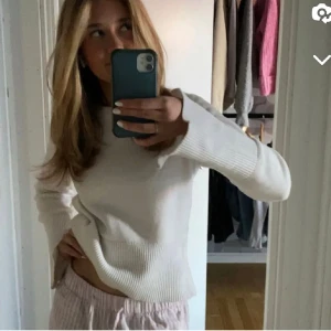 Stickad tröja  - Super fin stickad tröja från bikbok, säljer då den inte kommer till användning längre💕