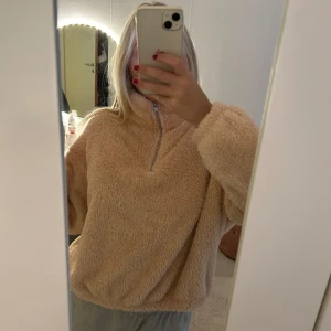 Teddykofta  - Jättemysig teddykofta i ljusros från H&M. Perfekt nu till hösten och vintern❤️❤️