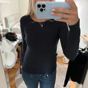 Mörkblå tröja från Vila - Säljer en snygg och enkel mörkblå tröja från Vila. Den är perfekt för både vardag och lite finare tillfällen. Tröjan är långärmad och har en normal passform, vilket gör den superbekväm att ha på sig. Materialet känns mjukt och skönt mot huden. Perfekt för höst och vinter!