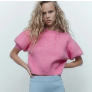 Rosa stickad tröja från zara - Hej, säljer denna för att den inte kommer till användning längre! Den är hyfsat fräsch, skriv privat för fler bilder💕