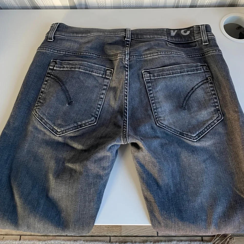 Tjena, säljer mina Dondup Jeans i den trendiga modellen George. Jeansen är knappt använda, cond 9/10. Nypris: 3200kr, hör av er vid minsta intresse// Anton. Jeans & Byxor.