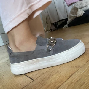 Grå mocka sneakers - Söta gråa mocka sneakers köpt från Din Sko för några årsedan. Använt 2 gånger.  
