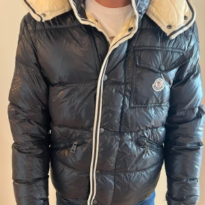 Moncler dunjacka - En fin dunjacka från moncler, tecken på anvädning finns så hör av dig om du vill se bilder samt diskutera pris!  