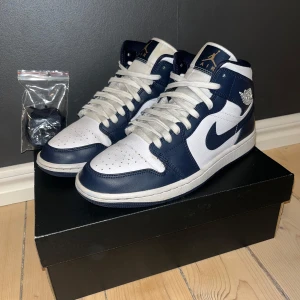 Air Jordan 1 mid - Air Jordan 1 mid i storlek 41 I fint skick  Original sulorna är lite slitna men andra sulor sitter i Original box medföljer 