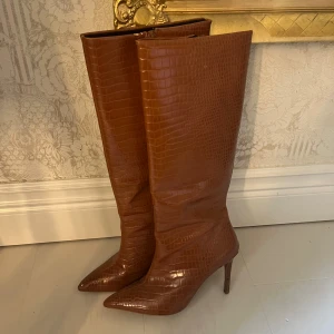 Stövlar  -  Säljer dessa fina stövlar perfekt nu till hösten!🍂