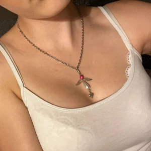 Silver ängel halsband  - En jättefin ängel och hjärta! Nästan aldrig använd och i bra skick.