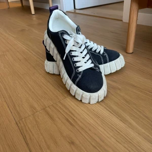 Sneakers  - Sneakers från eytys!! Använda fåtal gånger och är inprincip som nya. Ett par perfekta skor inför hösten🤩🙌