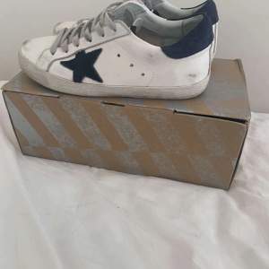 Golden goose stl 39. De är i okej skick och lite cresade. På grund av att det är mocka där back så ser man ibte goldeb goose märket så bra men ifall man kollar nogrant så ser man det.