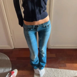 Jeans - Säljer dessa supersnygga Hugo boss jeans! Dom är lågmidjade och utsvängda, måtten står på bilden! 💓🙏🏻