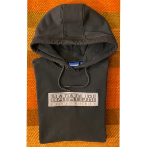 Napapijri Hoodie, Reflex på rygg - Storlek M, passar S   Skick 10/10  Välvårdad , skit snygg hoodie från Napapijri, nypris 800kr   Reflex loga på ryggen , loga på vänster arm .   Fått massor av goda intryck 👏  Skick som nytt!