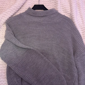 Grå tröja MissyEmpire - Jättefin grå tröja från brittiska märket MissyEmpire. Har använt den många gånger, dock är varan i fin skick