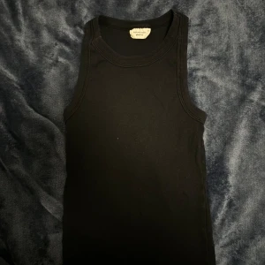 Långt Svart Linne - Långt svart linne från Gina Tricot. Har inte använt den i två år, har inga hål eller så (ganska oanvänd) Storlek: XS Inga tecken av användning!!!