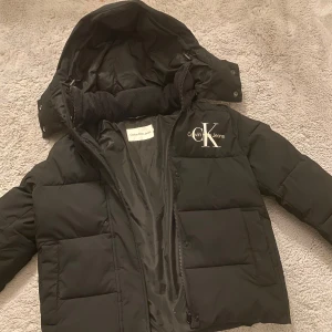 Calvin Klein vinterjacka  - Säljer denna jätte fina vinterjackan som knappt kom till användning senaste vintern! Jätte fint skick! Nypris, 2100kr💓