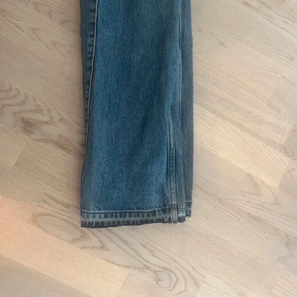 Säljer dessa arrow jeans från Weekday, storlek 24/30, jättefint skick, knappt använda. Jag har sprättat upp de längst ner för att de skulle bli lite längre💗. Jeans & Byxor.