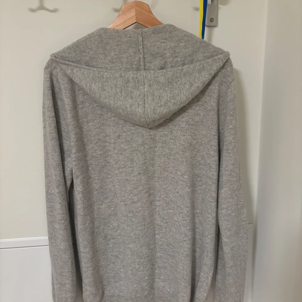 Säljer nu en grå Cashmere zip hoddie. Skick 9/10.. Hoodies.