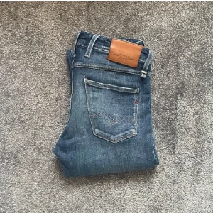 Replay jeans - Tja! Säljer dessa feta Replay anbass i en ritkigt snygg tvätt. Jättefint skick 9/10. Modell Aged 05 som inte säljs längre. Nypris runt 1700 mitt pris 799. Kan gå ner i pris vid snabb affär