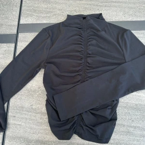 Svart topp Gina Tricot  - Använd en gång  Samma mönster på framsida och baksida 