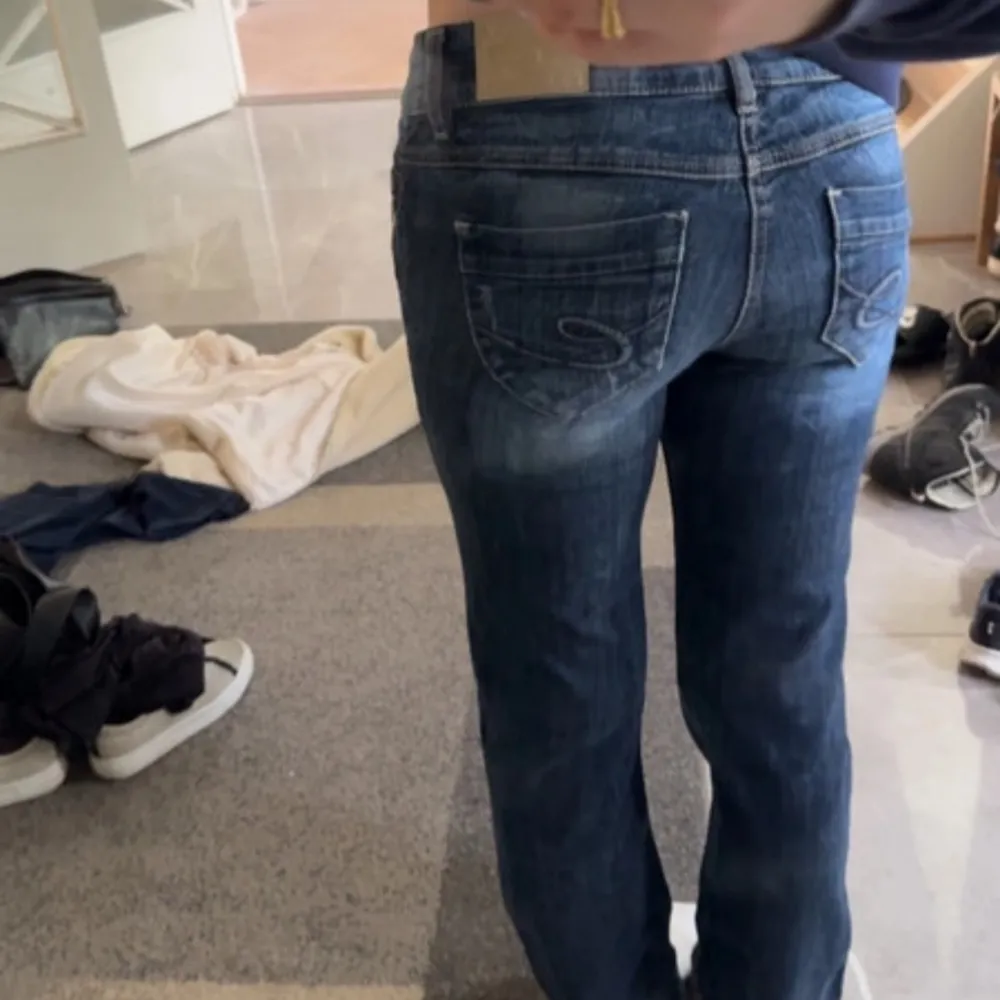 Säljer ett par jätte snygga låg midjade jeans från five som är lite straight i modellen💕 storlek 28 i midjan och längd 34. Jeans & Byxor.