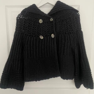 Hugo boss kofta - Svart stickad kofta med lite kortare armar. Från Hugo boss. Strl s