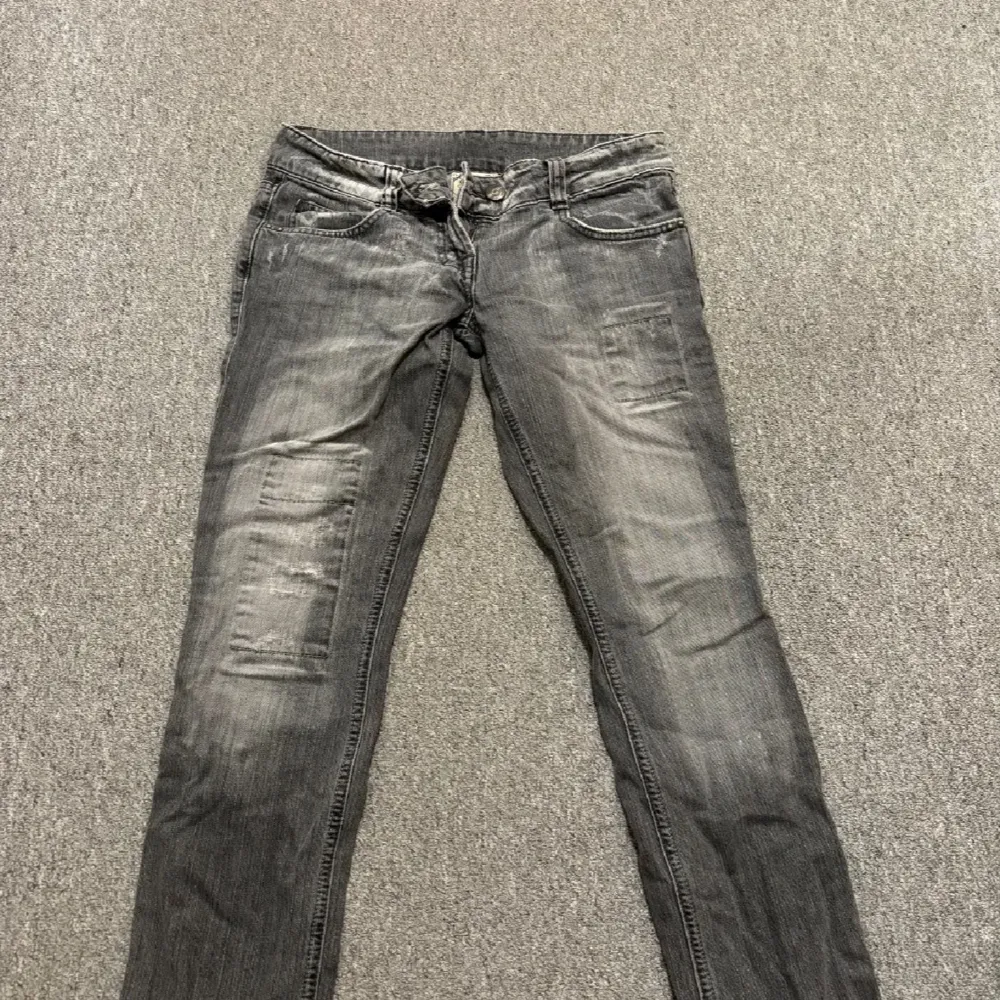 Mörkgråa jeans som är mycket mindre i storleken så hade sagt att dem passar xxs och xs! Dem är straight och in tre bootcut! Passar dem som är mellan 150-168. Jeans & Byxor.