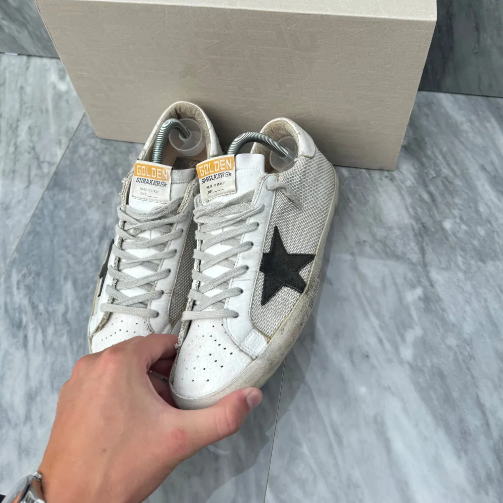 Golden Goose sneakers | Grymt skick, gått upp lite under | Sitter 0,5 storlek större | Nypris: 5000 kr | Ingår: Golden Goose box | Frakt spårbart via Postnord eller Instabox, där köparen betalar | Tveka inte att höra av dig vid frågor📩. Skor.