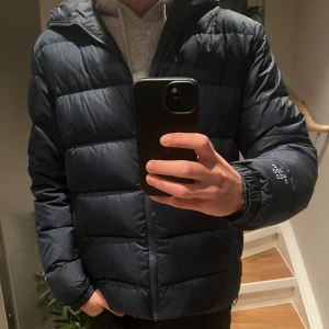 NEOMONDO dunjacka - Mörkblå vinterjacka från NEOMONDL Använd fåtal gånger, mycket bra skick Nypris: 600:-