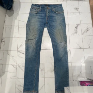 Nudie jeans - Ett par distressed nudie jeans. Oklar vilken modell men sitter som Grim Tim. Pris kan diskuteras vid snabb affär