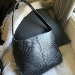 Svart skinnväska  - Stor och rymlig skinnväska, perfekt till skolan och till vardags!🐆