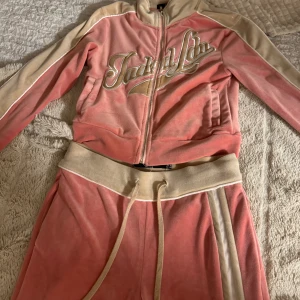 Jaded london set - Storlek 32, Kofta som en Xs Byxor väldigt strechiga och passar xs-m beroende på hur tajt men vill ha de. Nyskick på båda.