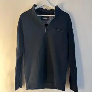 Halfzip tröja från Dressman i storlek S. Tröjan är i fint skick men ör lite blekt vid kragen (se bild 2) och sedan har en söm som lappen intill gått sönder lite (se 4 bilden). Men den syns inte när tröjan sitter på och ör enkel att sy igen 