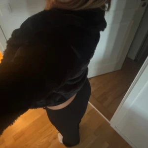 Päls jacka - Använt en gång jätte bra skick!!! Köpt i London, säljer då jag har många jackor och den inte kommer till användning. Det står storlek 8 vilket jag skulle säga motsvarar en s eller m om man inte är bredaxlad✨✨💗💗 vid fler bilder är det bara att skriva💫