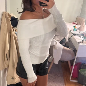 Off-shoulder - Jättefin offshoulder tröja, passar bra inför hösten, från bikbok har använt den fåtal gånger 🤍