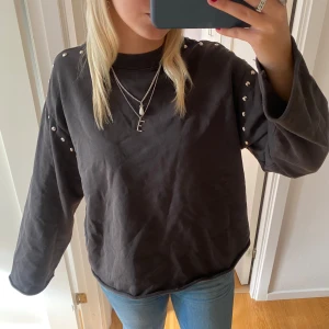 Stickad tröja - Så cool tröja med nitar💞 