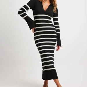 Stickad klänning - Perfekta höstklänningen!! Stickad långklänning från NA-KD. Superskönt material och utan defekter. Köpt för 799.